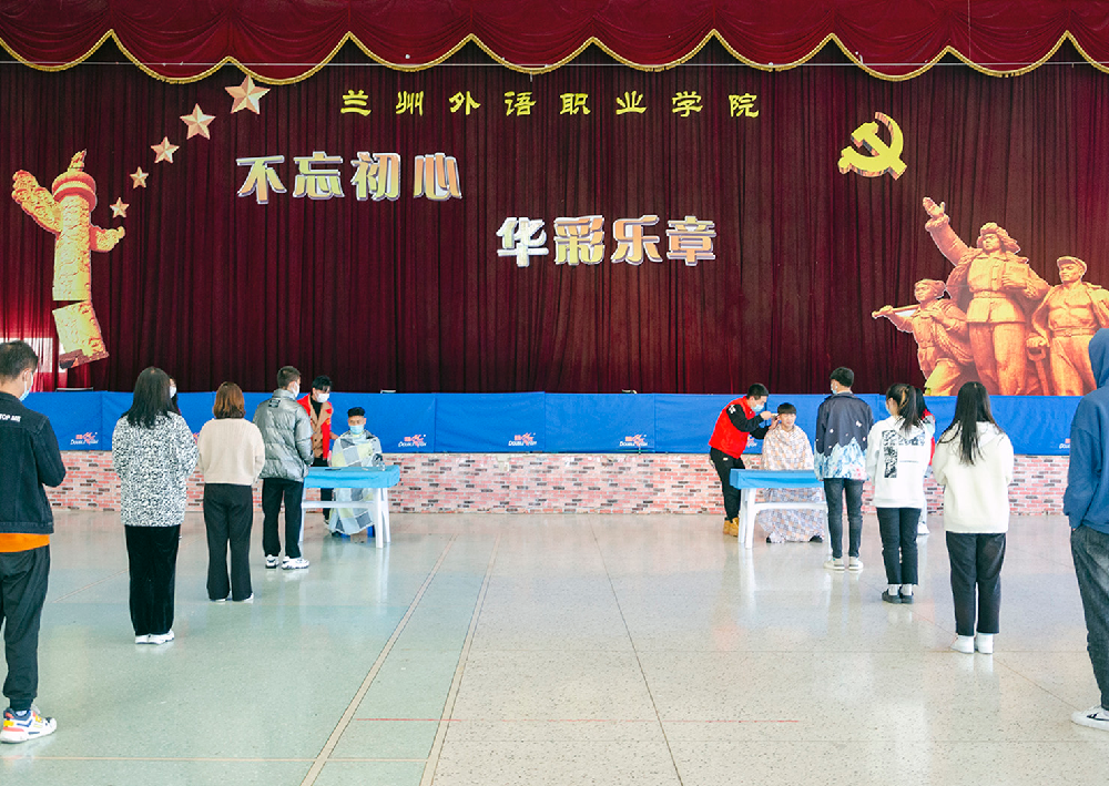 暖心兰州外语职业学院疫情封校期间开展义务理发活动