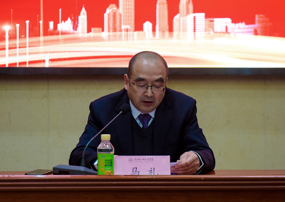 随后,获奖教师代表张权桢同志发言.