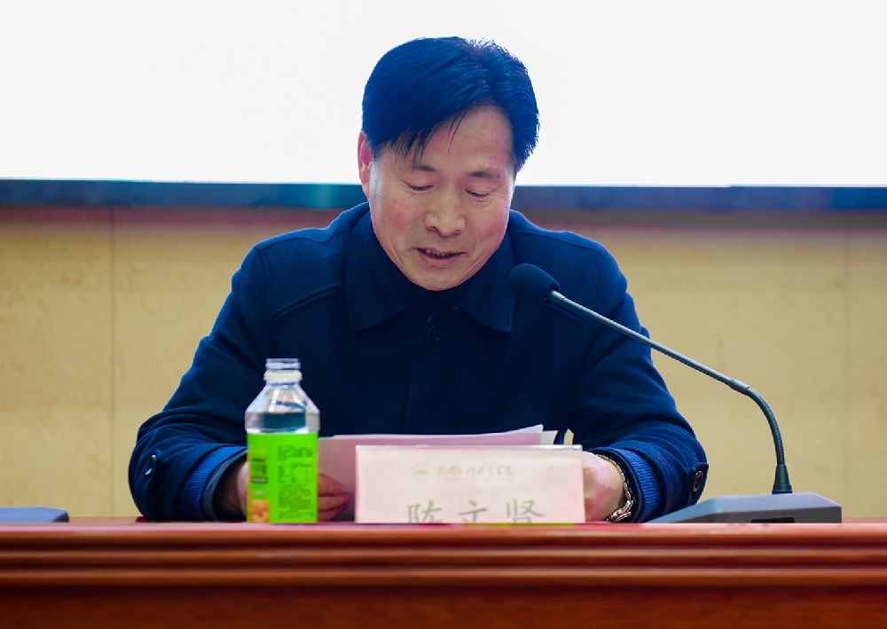 随后,获奖教师代表张权桢同志发言.