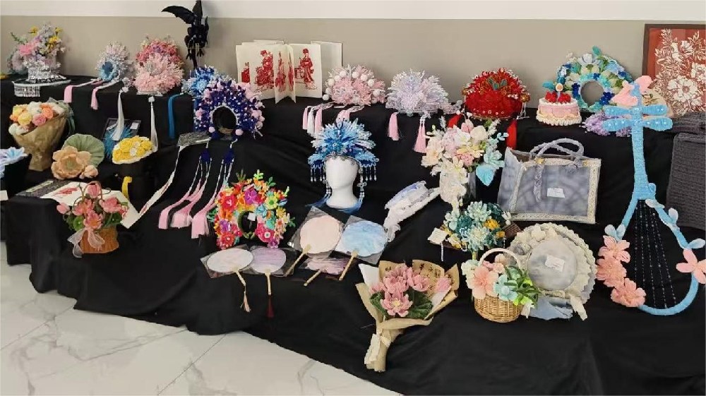 国风创意碰撞美育新火花——兰州外语职业学院“一站式”社区手工艺术展